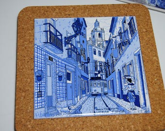 Salvamanteles de corcho, azulejo portugués con tranvía, tradición