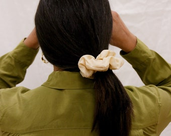 Scrunchie de seda beige, scrunchy de seda teñida de planta de arena, corbata de pelo hecha a mano teñida naturalmente