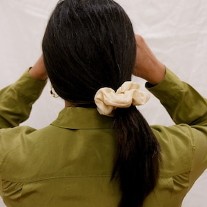 Scrunchie de seda beige, scrunchy de seda teñida de planta de arena, corbata de pelo hecha a mano teñida naturalmente imagen 1