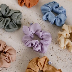 Scrunchie de seda beige, scrunchy de seda teñida de planta de arena, corbata de pelo hecha a mano teñida naturalmente imagen 5