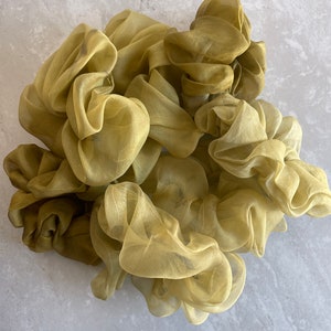 Chouchou en organza de soie teint naturellement VENTE D'ÉCHANTILLONS image 5