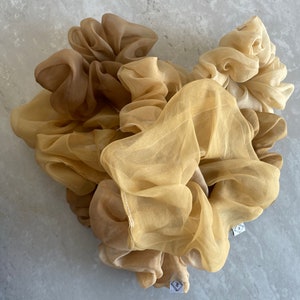 Chouchou en organza de soie teint naturellement VENTE D'ÉCHANTILLONS image 3