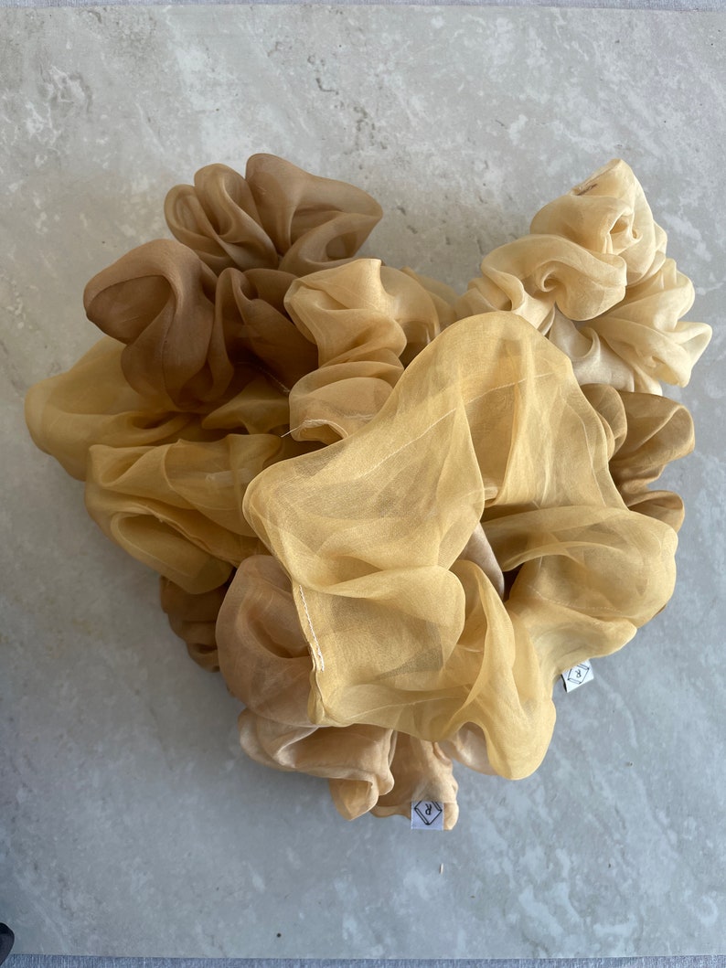 Chouchou en organza de soie teint naturellement VENTE D'ÉCHANTILLONS image 3
