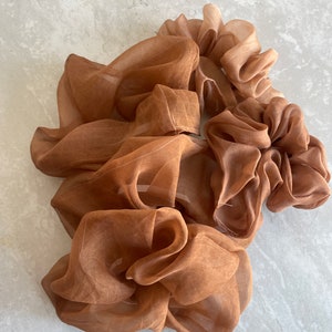 Chouchou en organza de soie teint naturellement VENTE D'ÉCHANTILLONS image 4