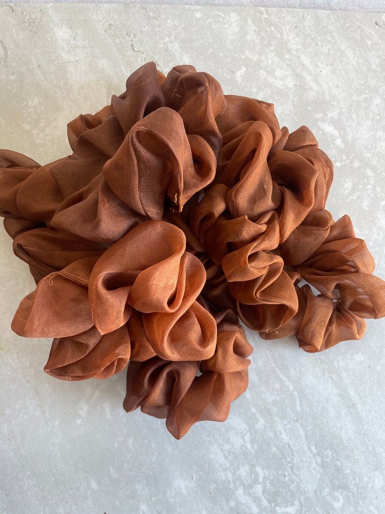 Chouchou en organza de soie teint naturellement VENTE D'ÉCHANTILLONS image 6