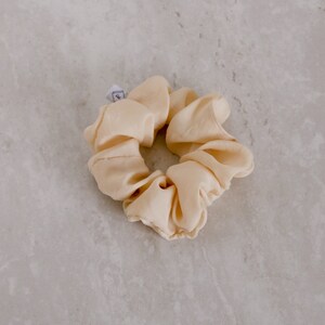 Beige Seide Scrunchie, Sand pflanzengefärbte Seide Scrunchy, natürlich gefärbte handgemachte Haargummi Bild 4