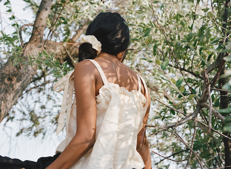 Chouchou en soie beige, chouchou en soie teint dans les plantes sable, élastique pour cheveux fait main teint naturellement image 2