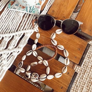 Sunglass Chain, Sea Shell Eyeglass Chain, Laces for sunglasses, Eye Glass Holder, Seashell Jewelery,
