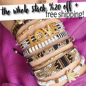 Juego de pulseras apilables con cuentas, regalo de joyería, pulsera personalizable con cuentas doradas, juego de pulseras con dijes LOVE negros.