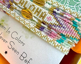 DESIGN Curve - Bracciale con conchiglia sintetica e perline oro