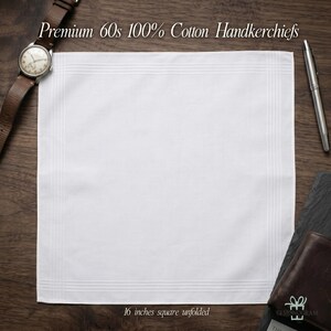 Puede incluir: Un pa&ntilde;uelo blanco cuadrado de 100% algod&oacute;n, de 40,6 cm desplegado. El pa&ntilde;uelo tiene un dise&ntilde;o simple y elegante con detalles sutiles en el borde. El texto "Premium 60s 100% Cotton Handkerchiefs" es visible. Un reloj, un bol&iacute;grafo y una cartera tambi&eacute;n est&aacute;n en la imagen.