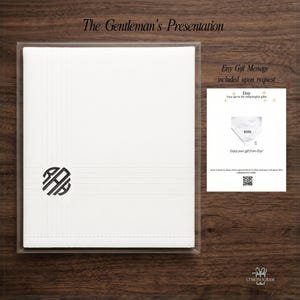 Puede incluir: Un pa&ntilde;uelo blanco con monograma en una funda de pl&aacute;stico transparente, con el texto "The Gentleman's Presentation". Se incluye una peque&ntilde;a tarjeta con el logotipo de Etsy y un c&oacute;digo QR. El pa&ntilde;uelo presenta un monograma negro.
