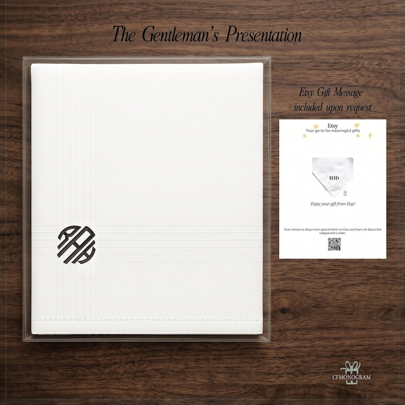 Puede incluir: Un pa&ntilde;uelo blanco con monograma en una funda de pl&aacute;stico transparente, con el texto "The Gentleman's Presentation". Se incluye una peque&ntilde;a tarjeta con el logotipo de Etsy y un c&oacute;digo QR. El pa&ntilde;uelo presenta un monograma negro.
