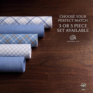 Puede incluir: Pa&ntilde;uelos enrollados con dise&ntilde;os azules y blancos dispuestos sobre una superficie de madera. Los pa&ntilde;uelos presentan varios dise&ntilde;os de cuadros en tonos azules y blancos. El texto a la derecha dice "CHOOSE YOUR PERFECT MATCH 3 OR 5 PIECE SET AVAILABLE".