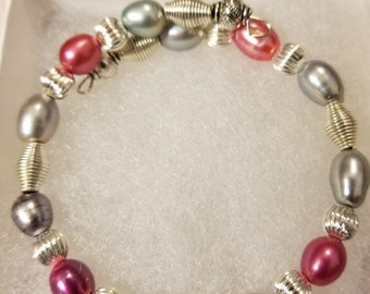 Pulsera de perlas de agua dulce de alambre plata/ rosa gris / coral