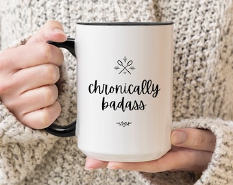 Taza crónicamente Badass, taza de café crónicamente Badass, taza de enfermedad crónica, taza Spoonie, regalo de enfermedad crónica, regalo de dolor crónico, taza Badass