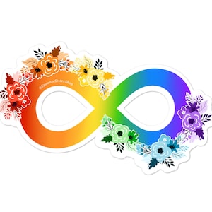 Può includere: Simbolo di infinito arcobaleno con accenti floreali. Il simbolo di infinito è delineato in bianco e riempito con un gradiente di colori arcobaleno. I fiori sono in tonalità di rosso, arancione, giallo, verde, blu e viola.