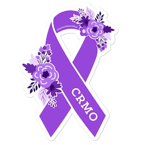 以下が含まれることがあります： 白い文字で「CRMO」と書かれた、花柄の紫のリボンです。