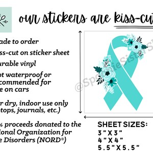 Op de afbeelding: Turquoise blauwe lint sticker met witte bloemen, kiss-cut.  Op bestelling gemaakt, duurzaam vinyl, alleen voor droog gebruik binnenshuis.  10% van de opbrengst wordt gedoneerd aan de National Organization for Rare Disorders (NORD&reg;).  Bladformaten: 3" x 3", 4" x 4", 5,5" x 5,5"