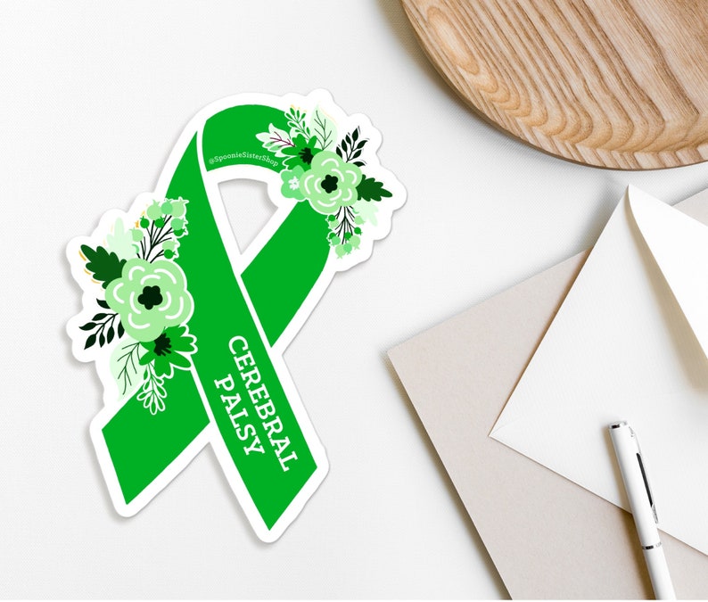 Pu&ograve; includere: Nastro verde con fiori bianchi e il testo "Cerebral Palsy" su uno sfondo bianco.