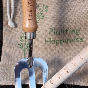 Personalised Garden Tools, Engraved Gardening Gift Set Trowel Fork Dibber Set Mother's Day, Allotment Gifts Retirement Present image 9