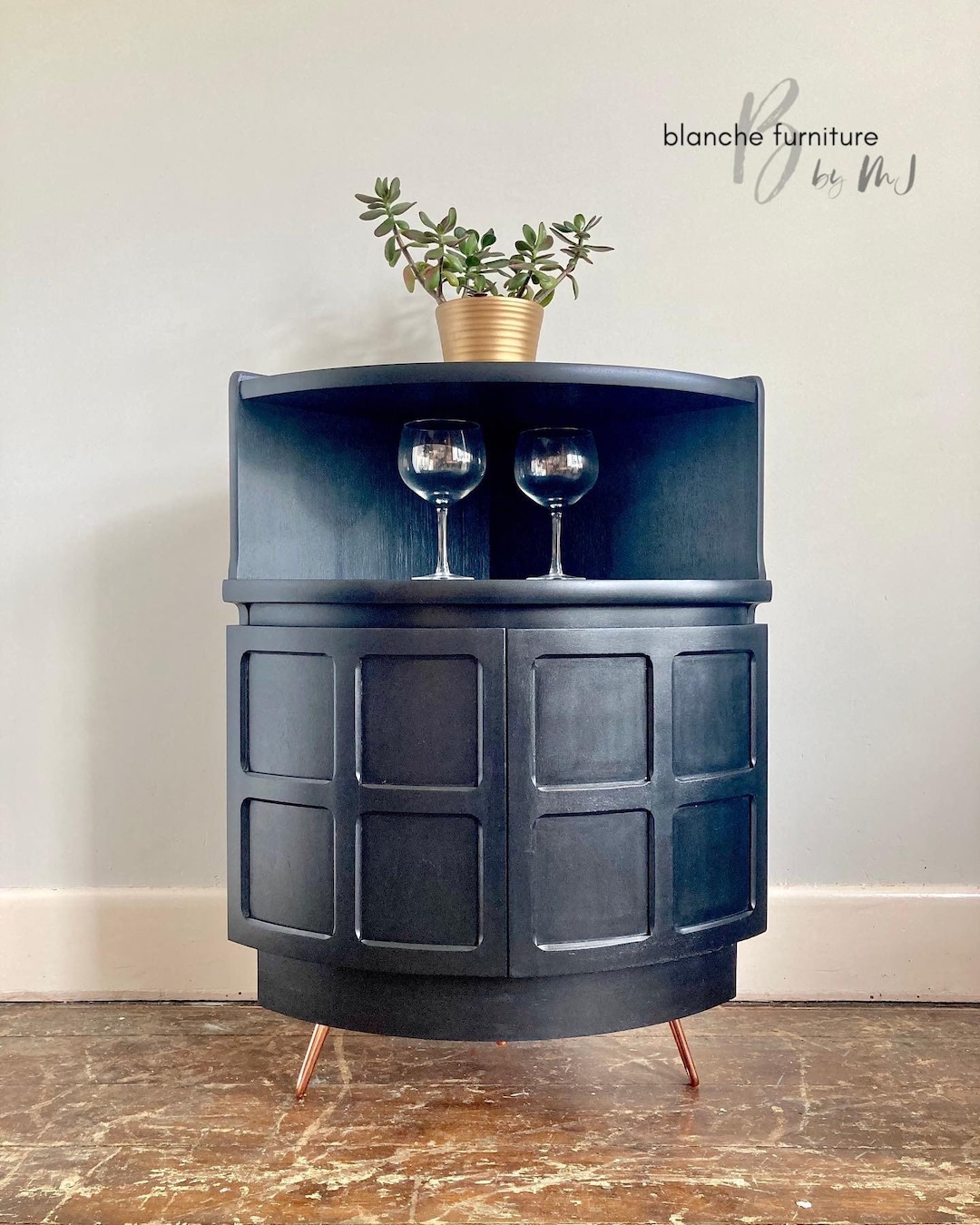 Vintage corner 2024 drinks cabinet