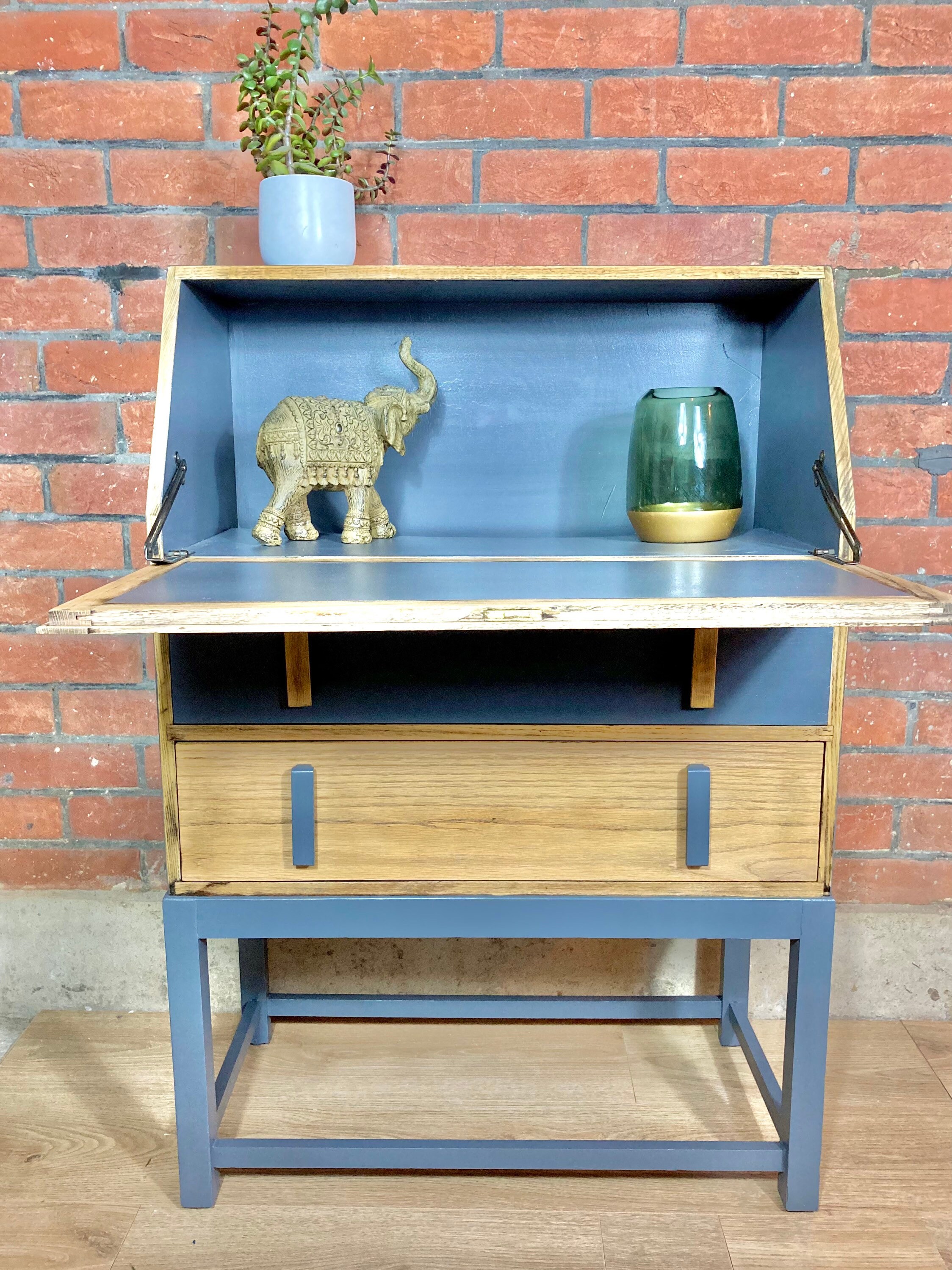 Oficina de Redacción Gabinete de bebidas | Etsy