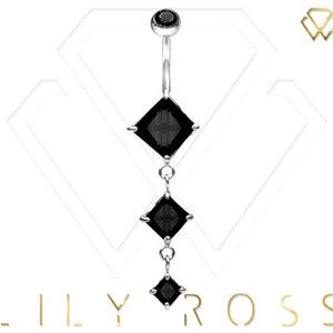 Könnte beinhalten: Ein silberner Bauchnabelpiercing mit drei schwarzen, quadratisch geschliffenen Edelsteinen, die durch filigrane Ketten verbunden sind. Ein kleiner, runder schwarzer Stein bildet den oberen Abschluss. Der Markenname "LILY ROSS" ist in Goldbuchstaben dargestellt.