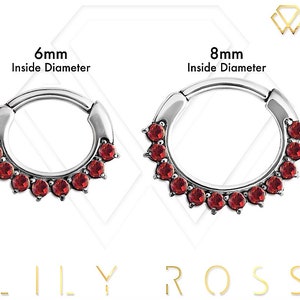 Peut inclure: Deux boucles d'oreilles en argent avec des pierres précieuses rouges. Les boucles d'oreilles sont disponibles en deux tailles : 6 mm et 8 mm de diamètre intérieur.