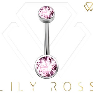 Può includere: Un piercing per il corpo in argento con due pietre preziose rosa. Le pietre preziose sono rotonde e hanno un design sfaccettato.