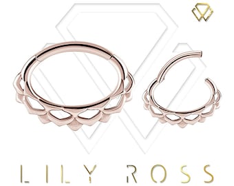 Op de afbeelding: Roze gouden naadloze clicker-hoepel met een decoratieve gegolfde rand. De hoepel is open en klaar om in een piercing te worden gestoken.