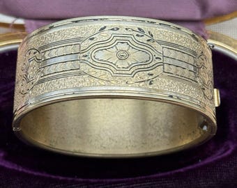 Vintage Coro Gold Tone Bangle: Black Onyx Floral Bracelet  display picture 1