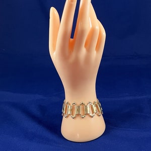 Elegant Oval Link Gold Tone 7 inch Estate Fashion Bracelet