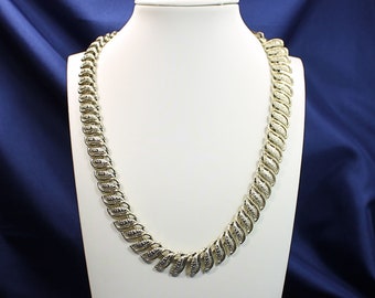 Beautiful 16 inch Gold Tone "Leaf Design"  Estate Necklace