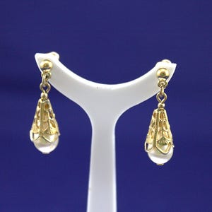 Elegant  Design Pearl & Gold Tone Stud Earrings