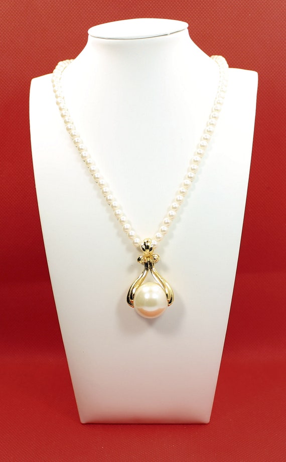 Beautiful AVON Pearl Necklace with Pearl and Gold Tone Pendant Necklace