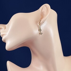 Boucles d'oreilles fleur de lys accrocheuses en or 12 carats avec tiges en or 14 carats