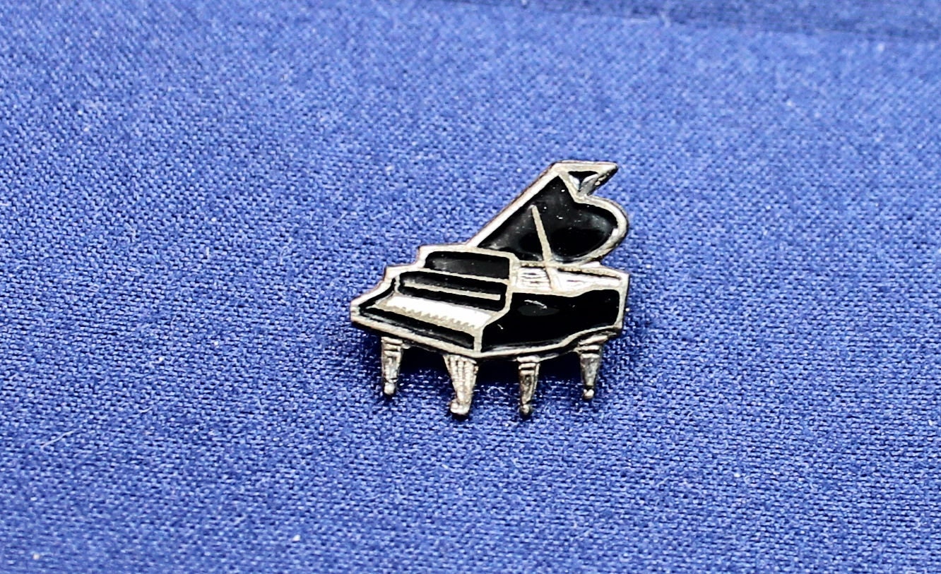 Piano brooch shop