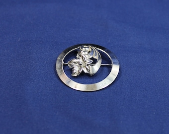 Eye Catching Flower Circle Design Estate Brooch