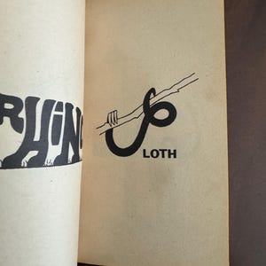 Pode incluir: P&aacute;ginas de livro aberto com uma ilustra&ccedil;&atilde;o a preto e branco. A p&aacute;gina direita apresenta um gr&aacute;fico preto de uma linha curva com um la&ccedil;o e a palavra "LOTH" por baixo. A p&aacute;gina esquerda mostra uma vista parcial de uma palavra a negrito.