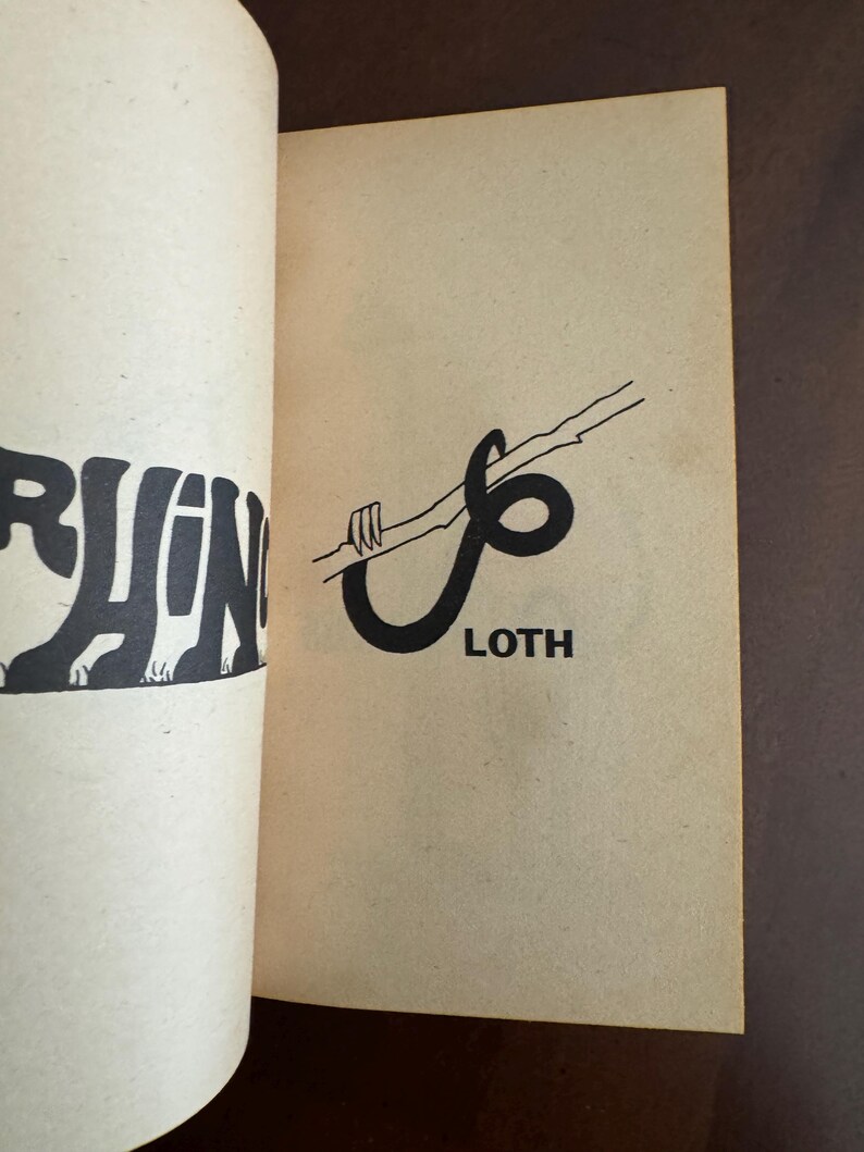 Pode incluir: P&aacute;ginas de livro aberto com uma ilustra&ccedil;&atilde;o a preto e branco. A p&aacute;gina direita apresenta um gr&aacute;fico preto de uma linha curva com um la&ccedil;o e a palavra "LOTH" por baixo. A p&aacute;gina esquerda mostra uma vista parcial de uma palavra a negrito.