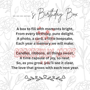 Puede incluir: Un diseño floral blanco con el texto "'s Birthday Box" en escritura elegante. La caja está diseñada para guardar recuerdos de cumpleaños, con un poema sobre fotos, tarjetas y recuerdos. Las palabras "Gracefully Made" también son visibles.