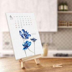 Botanisk skrivbordskalender 2026 – 5x7 akvarellblommor och blommönster med trästaffi | Julklapp i julklapp till henne