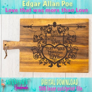 Puede incluir: Una tabla de cortar de madera con un diseño decorativo que presenta dos calaveras, un corazón y el texto "We loved with a love that was more than love." El diseño es de color marrón oscuro y recuerda a un estilo gótico.