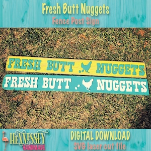 Puede incluir: Dos letreros de madera para postes de valla con el texto "Fresh Butt Nuggets". Un letrero es amarillo con letras turquesas y un gráfico de pollo. El otro es turquesa con letras blancas y un gráfico de pollo.