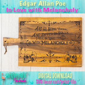Puede incluir: Una tabla de cortar de madera con una cita de Edgar Allan Poe: "And so, being young and dipped in folly I fell in love with melancholy." La cita está rodeada de adornos decorativos y dos diseños de calaveras.