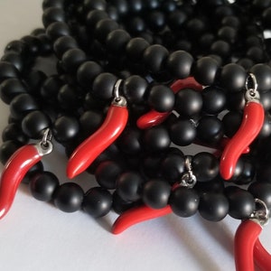 Cornicello, cuerno italiano de la suerte, amuleto rojo en una piedra semipreciosa de ónix negro de 6 mm