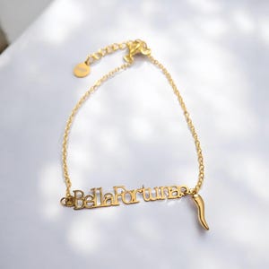 Pulsera Bella Fortuna en oro, joyería italiana de la suerte, delicada pulsera con placa con nombre.