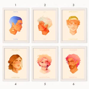 以下が含まれることがあります： 6つの額縁に入った人物の顔のイラスト。それぞれに名前と短いフレーズが書かれている。額縁は白で、背景は薄い黄色。イラストは水彩画風で、柔らかくぼやけた印象だ。