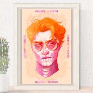 Op de afbeelding: Een digitale illustratie van een persoon met oranje haar die een roze getinte zonnebril draagt. De achtergrond is perzikkleurig met een herhalend patroon van een gestileerd bloemmotief. De tekst "Gideon the Ninth" wordt vier keer rond de afbeelding herhaald.